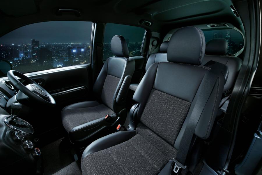 Интерьер Toyota Spade F Noble Collection 2018 года  (фото 4 из 4)